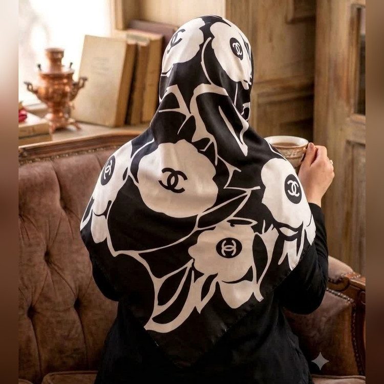 روسری ابریشم کجراه توییل مشکی سفید طرح گل شنل قواره ۱۳۵