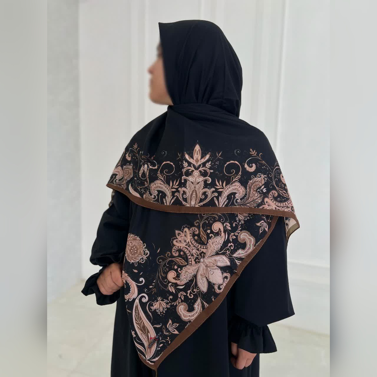 روسری کرپ نخ مشکی قواره ۱۴۰