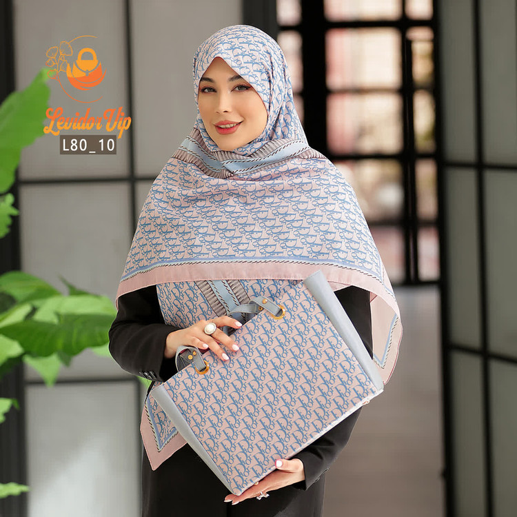 ست کیف و روسری نخ ابریشم قواره ۱۴۰ طرح دیور آبی صورتی (L80)