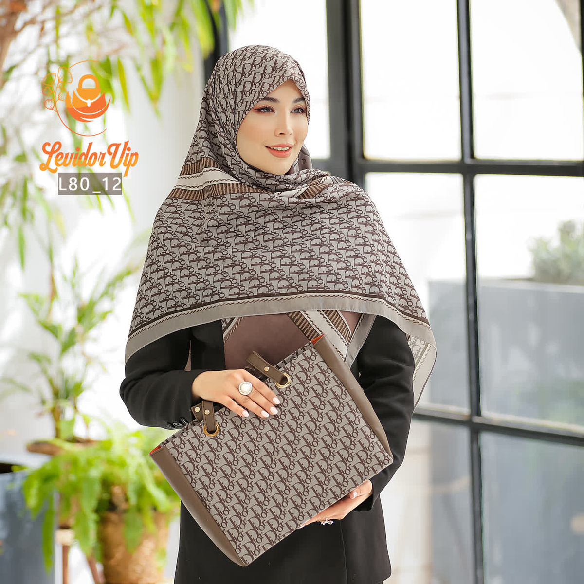 ست کیف و روسری نخ ابریشم قواره ۱۴۰ طرح دیور موکا (L80)