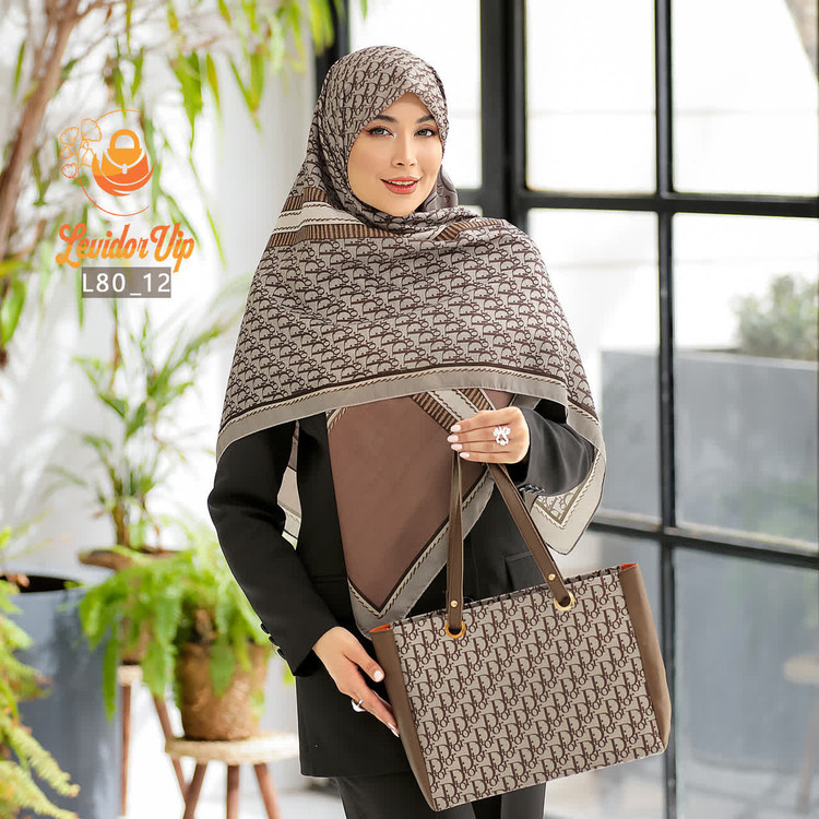 ست کیف و روسری نخ ابریشم قواره ۱۴۰ طرح دیور موکا (L80)