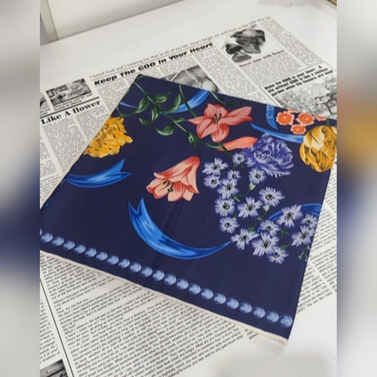 روسری ابریشم توییل فلاور دیور سورمه ای قواره ۱۳۰