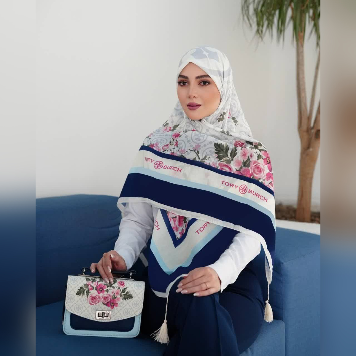 ست کیف و روسری سورمه‌ای گلدار طرح توری بورچ (B2)