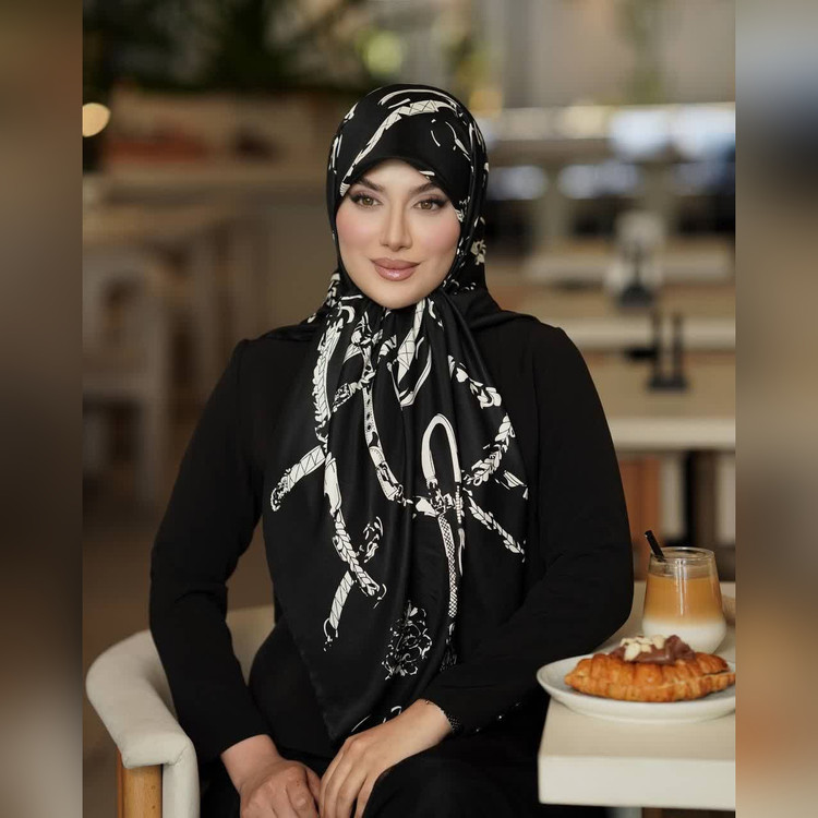 روسری مشکی ابریشم توییل در ۱۱ طرح قواره 1۳۵