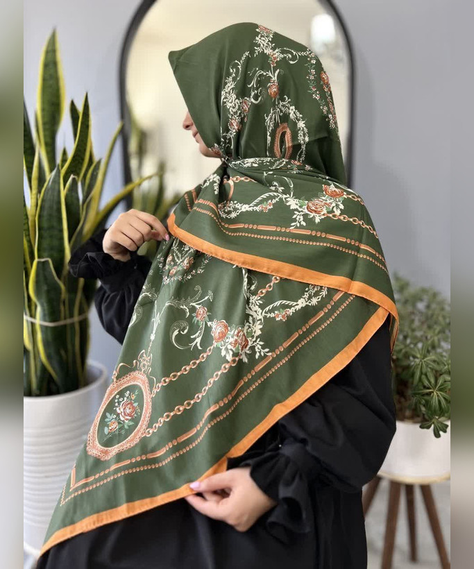 روسری نخی طرحدار قواره ۱۴۰ طرح زنجیر و گل