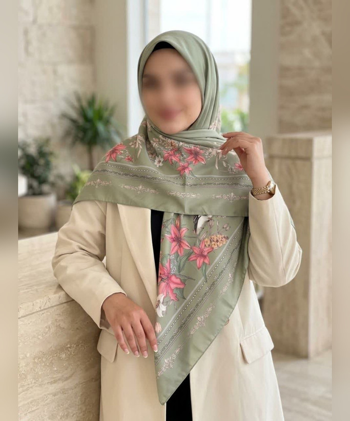 روسری ابریشم ساتن گلدار قواره ۱۳۵