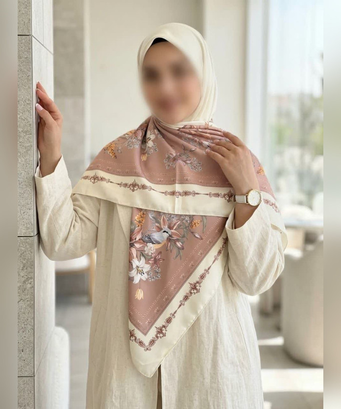 روسری ابریشم ساتن گلدار قواره ۱۳۵