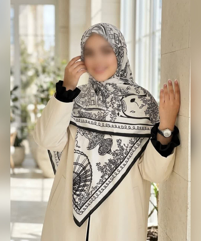 روسری ابریشم ساتن طرح کلاسیک قواره ۱۳۵