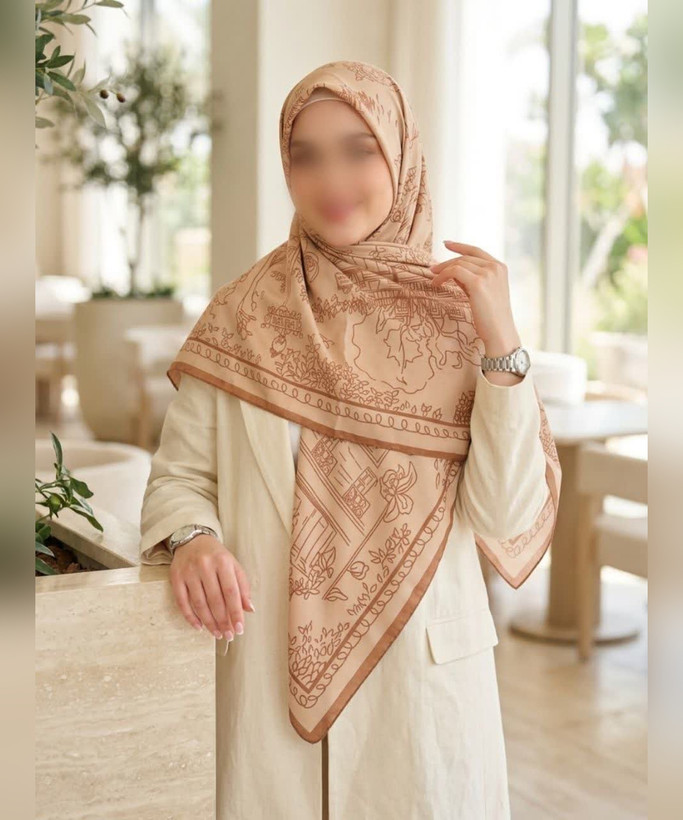روسری ابریشم ساتن طرح کلاسیک قواره ۱۳۵