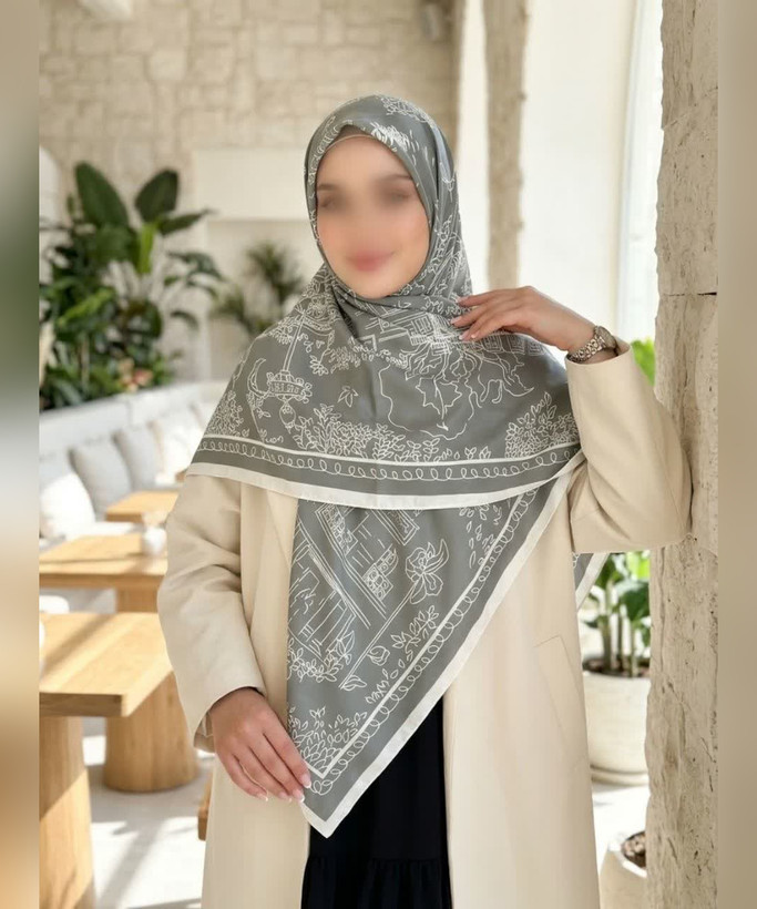 روسری ابریشم ساتن طرح کلاسیک قواره ۱۳۵