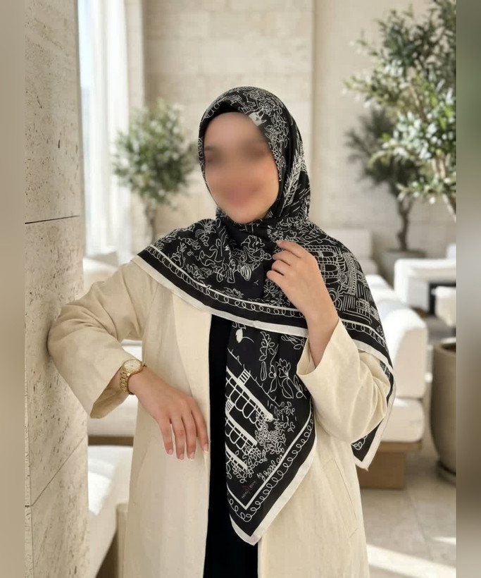 روسری ابریشم ساتن طرح کلاسیک قواره ۱۳۵