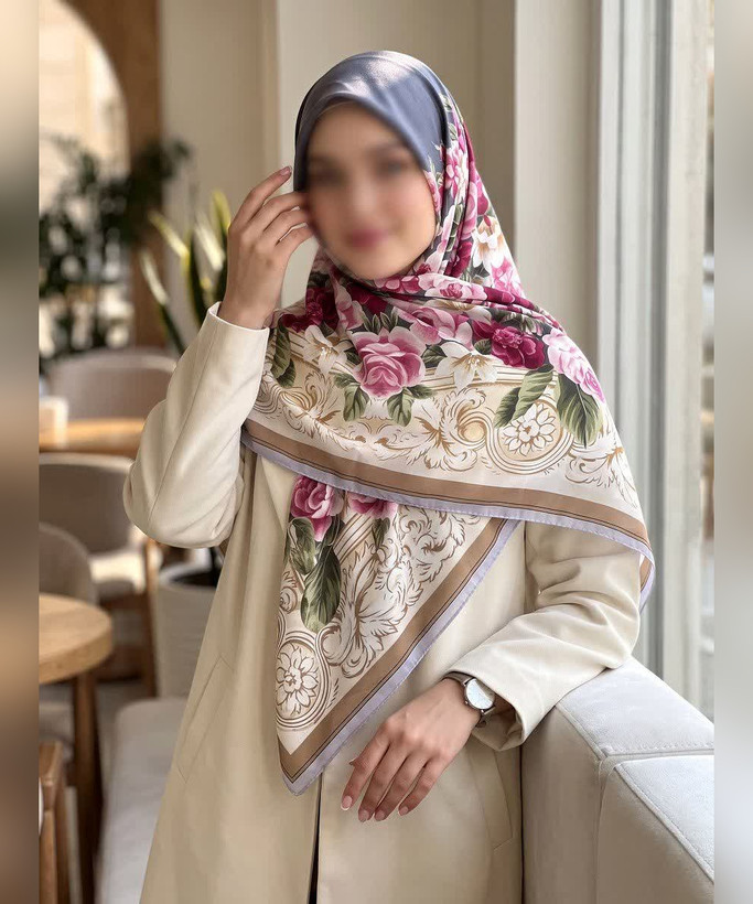 روسری حریر ابریشم گلدار حاشیهدار قواره ۱۲۰