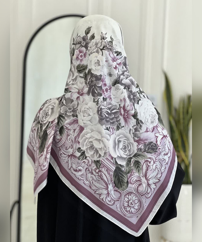 روسری حریر ابریشم گلدار حاشیهدار قواره ۱۲۰