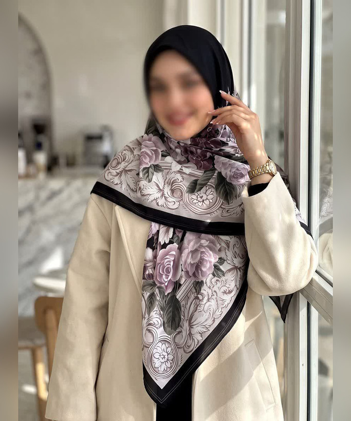 روسری حریر ابریشم گلدار حاشیهدار قواره ۱۲۰