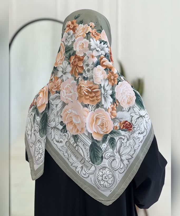 روسری حریر ابریشم گلدار حاشیهدار قواره ۱۲۰