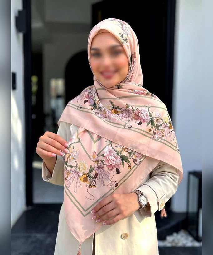 روسری کرپنخ گلدار حاشیههندسی قواره ۱۴۰