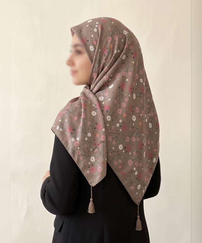 روسری سوپرنخ طرحدار قواره ۱۲۰ مدل 107930