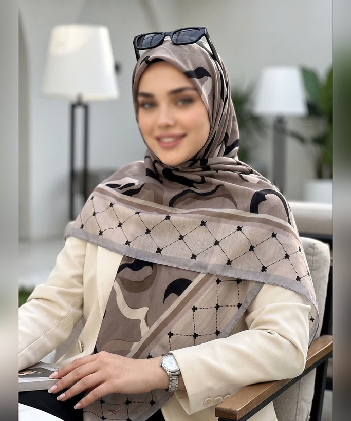 روسری سوپرنخ طرح پاپیون بزرگ قواره ۱۴۰